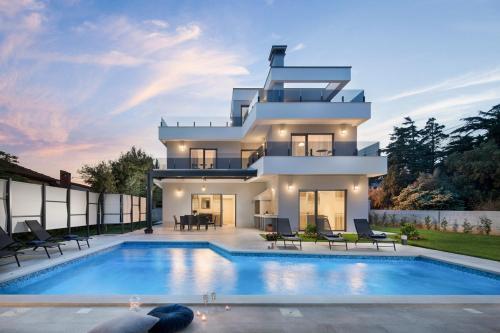 Premantura Villa Sleeps 8 Pool Wifi
