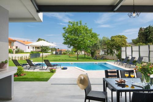 Premantura Villa Sleeps 8 Pool Wifi