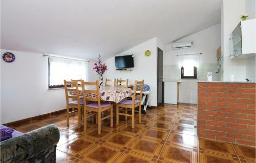 Two-bedroom Apartment In Pridraga