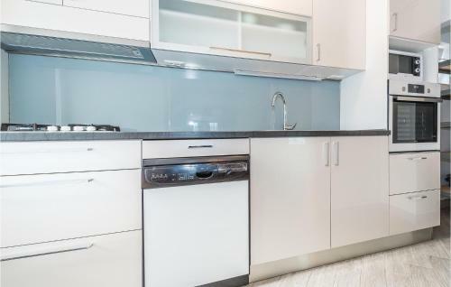 Four-bedroom Holiday Home In Primosten