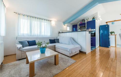 Four-bedroom Holiday Home In Primosten