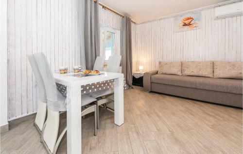 Four-bedroom Holiday Home In Primosten