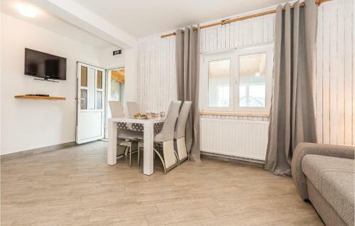 Four-bedroom Holiday Home In Primosten