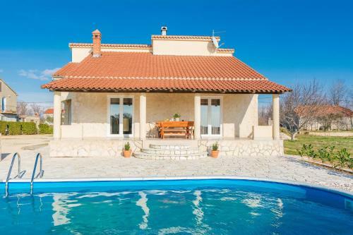 Holiday House Paula