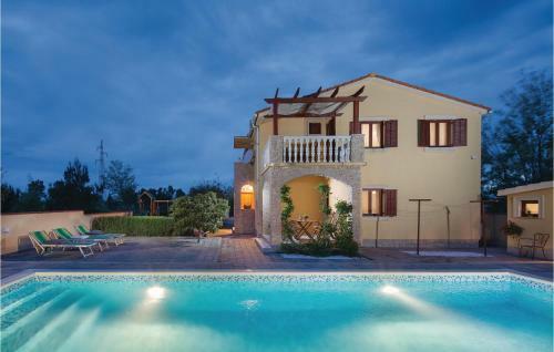 Five-bedroom Holiday Home In Privlaka