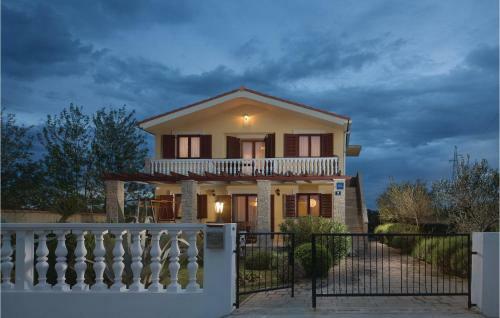 Five-bedroom Holiday Home In Privlaka