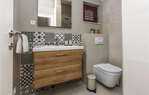 Five-bedroom Holiday Home In Privlaka