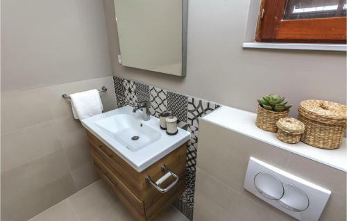Five-bedroom Holiday Home In Privlaka
