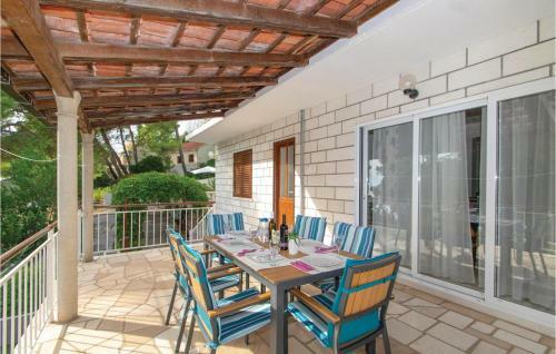 Five-bedroom Holiday Home In Prizba