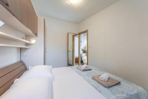 Apartment Pucisca 15381a
