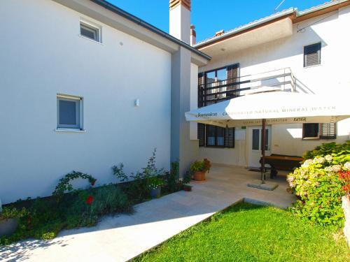 Apartments Mirela 850