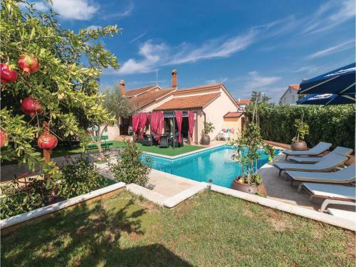 Four-bedroom Holiday Home In Pula