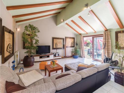 Four-bedroom Holiday Home In Pula