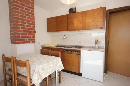 Apartments With A Parking Space Pula - 7202