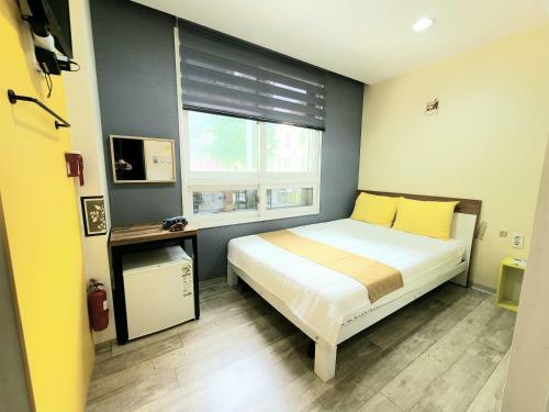 Hotel Yellow Brick 2