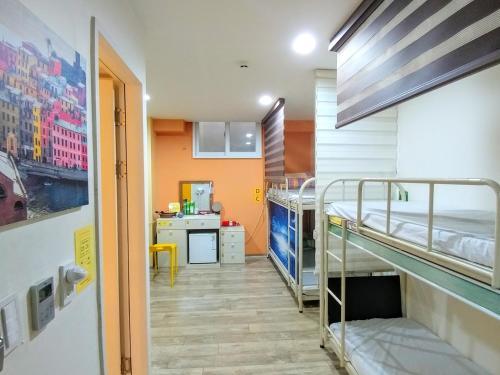 Hotel Yellow Brick 2