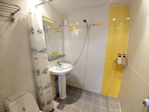 Hotel Yellow Brick 2