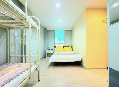 Hotel Yellow Brick 2