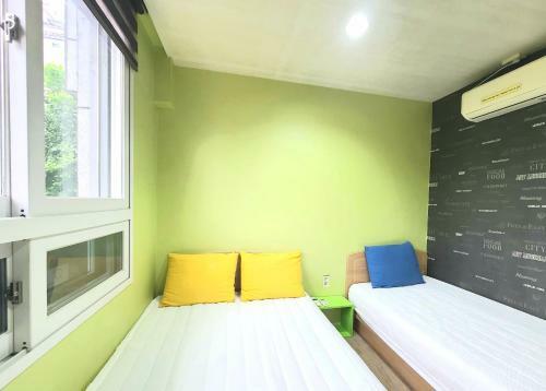 Hotel Yellow Brick 2