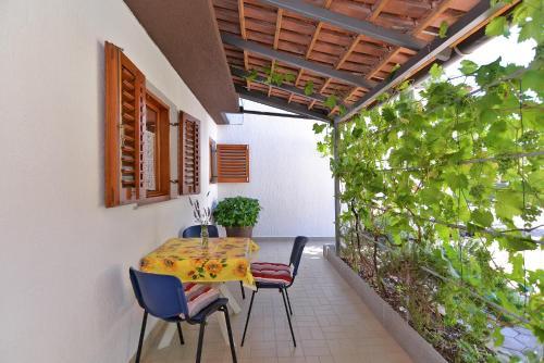 Apartments Deni 518
