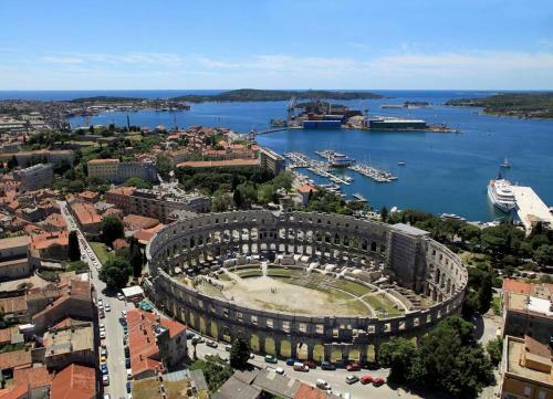 Apartments With A Parking Space Pula - 7646