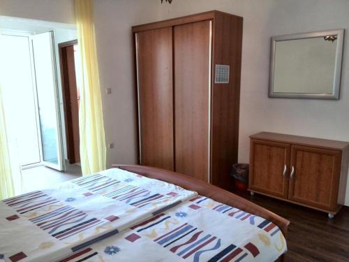 Apartments And Rooms With A Swimming Pool Kampor (rab) - 12773