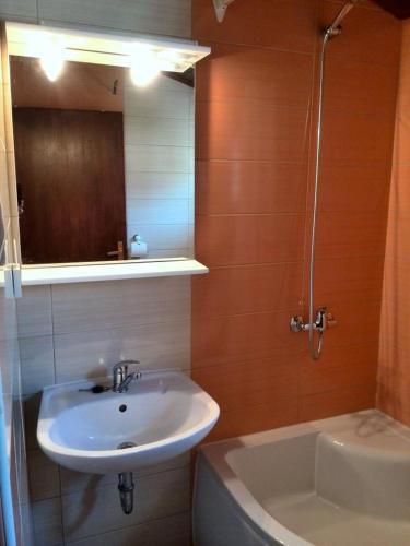 Apartments And Rooms With A Swimming Pool Kampor (rab) - 12773
