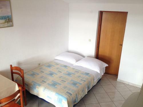 Apartments With A Parking Space Rtina - Miocici (zadar) - 13072