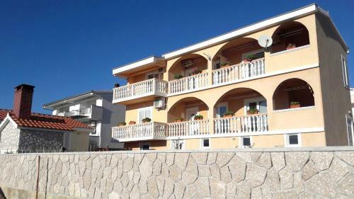 Apartments With A Parking Space Rtina - Miocici (zadar) - 13072