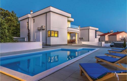 Four-bedroom Holiday Home In Razanj