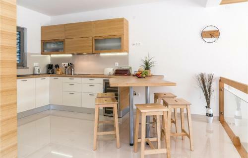 Four-bedroom Holiday Home In Razanj