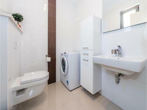 Three-bedroom Holiday Home In Razanj