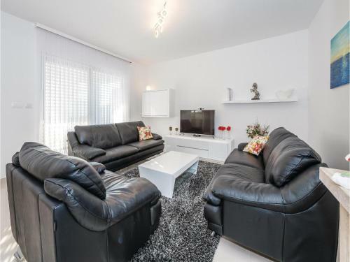 Three-bedroom Holiday Home In Razanj