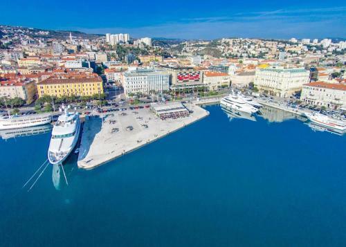 Apartments With A Parking Space Rijeka - 15854