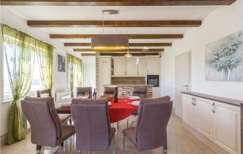Three-bedroom Holiday Home In Roc