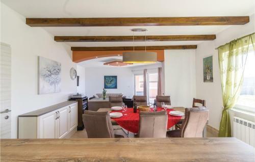 Three-bedroom Holiday Home In Roc