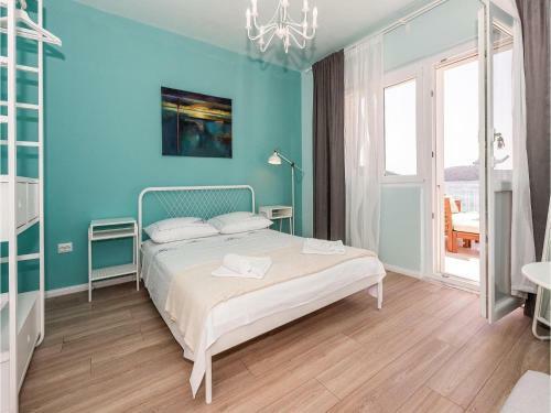 Three-bedroom Apartment In Rogoznica