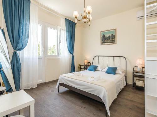 Three-bedroom Apartment In Rogoznica