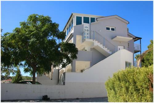 Apartments Leo