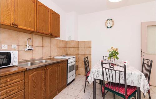 Three-bedroom Apartment In Rovanjska