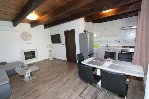 Holiday House Cuvi