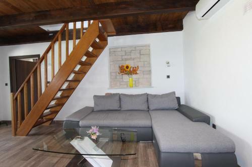 Holiday House Cuvi