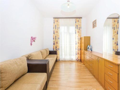 Six-bedroom Holiday Home In Selce