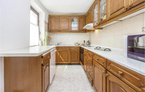 Six-bedroom Holiday Home In Selce