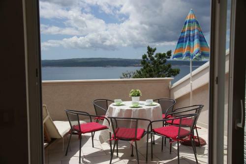 Apartments In Selce 13938