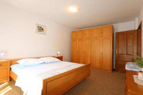 Apartment In Silo/insel Krk 13573