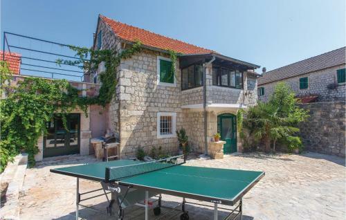 Four-bedroom Holiday Home In Sinj