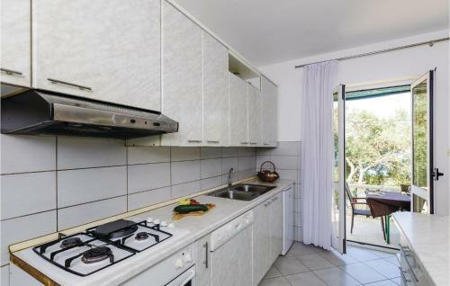 Three-bedroom Apartment In Slano
