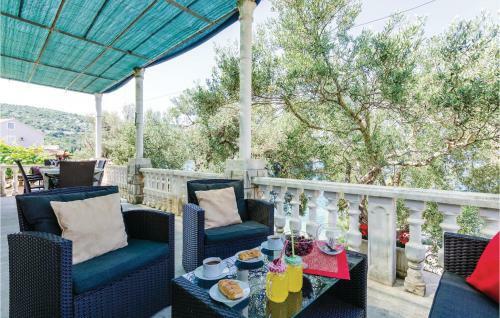 Three-bedroom Apartment In Slano