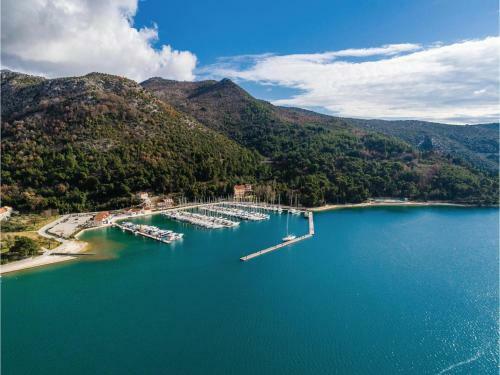 Five-bedroom Holiday Home In Slano